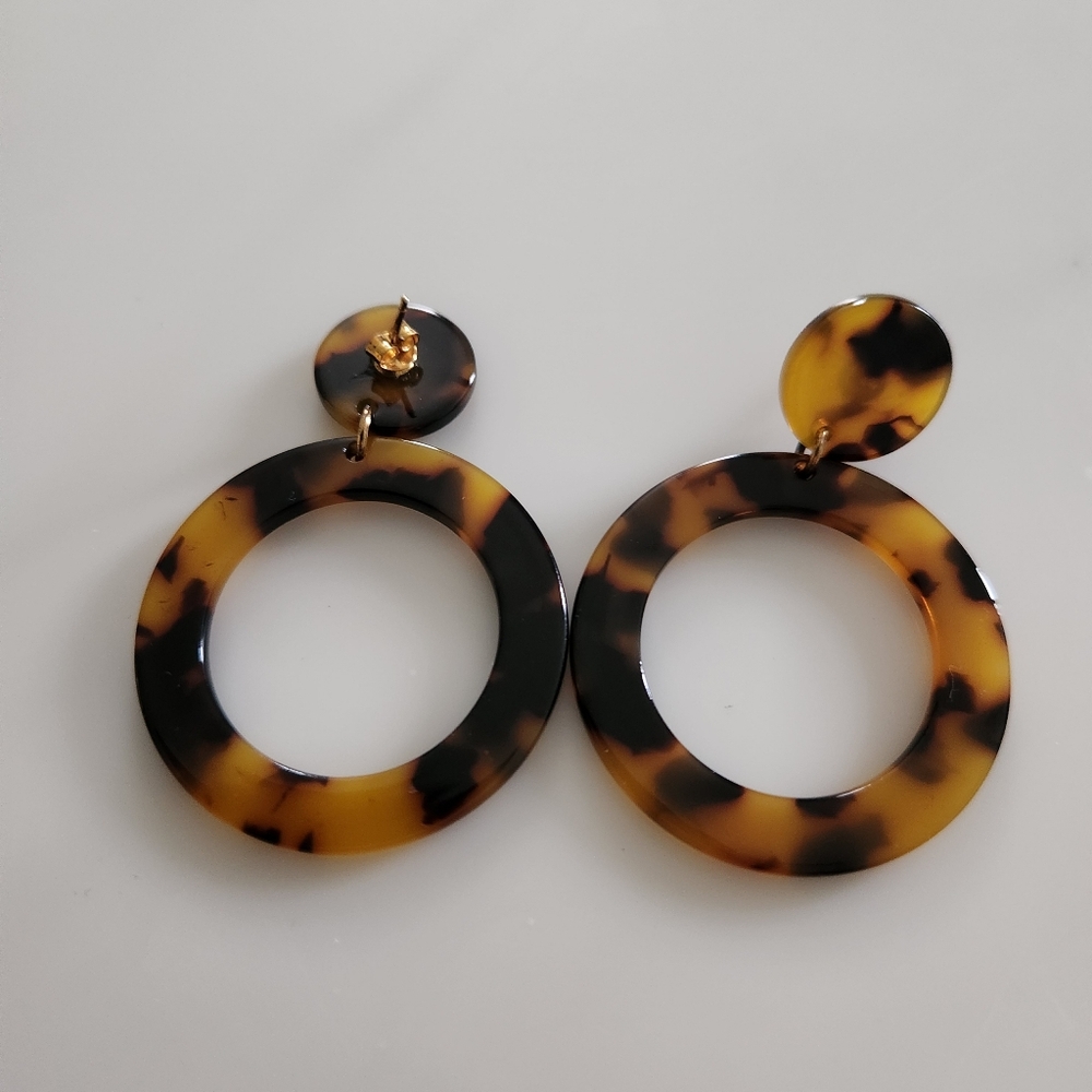 Tortoise Shell Hoop Earrings - Picture 4 of 5